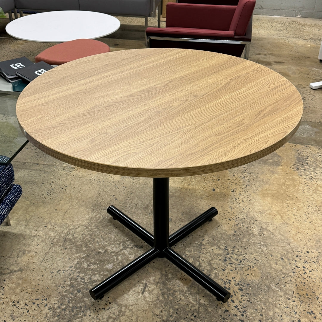 Knoll Reff 36" Oak Round Table