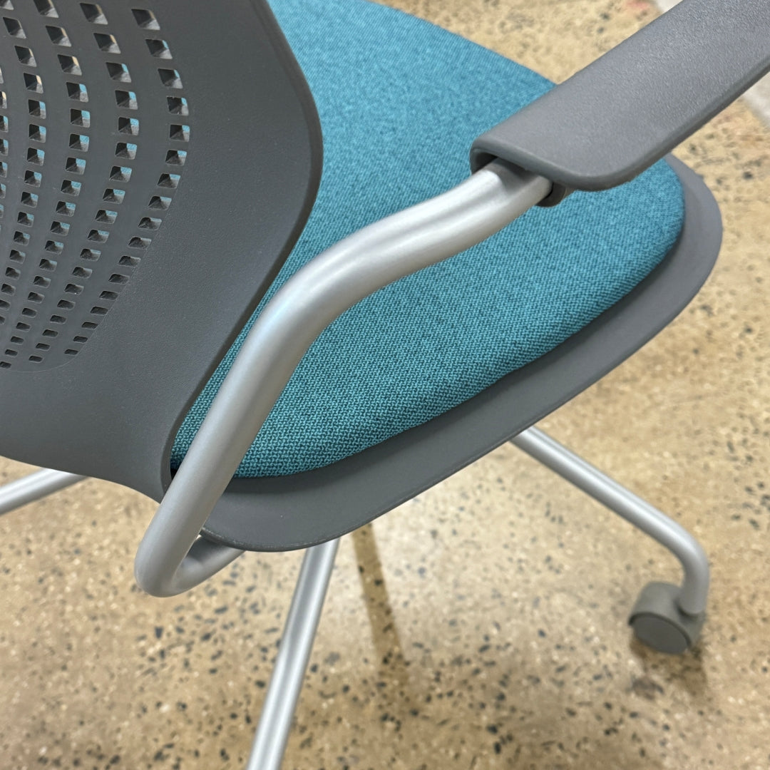 MultiGeneration by Knoll Hybrid Chair